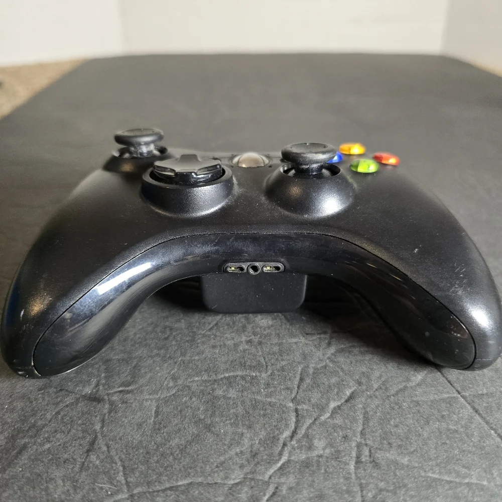 Microsoft Xbox 360 Wireless Game Controller Missing back cover
